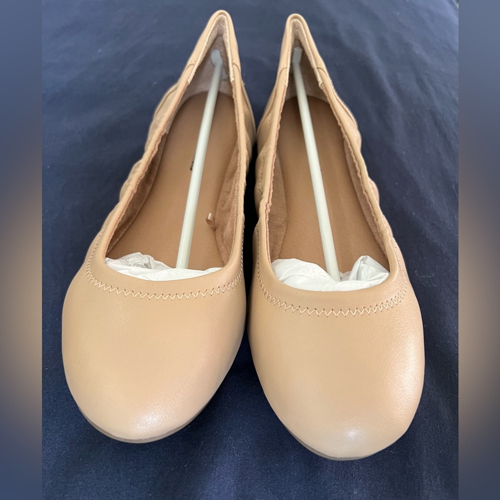 Amazon Essentials Ballet Flat, 7.5 Wide, Beige.
